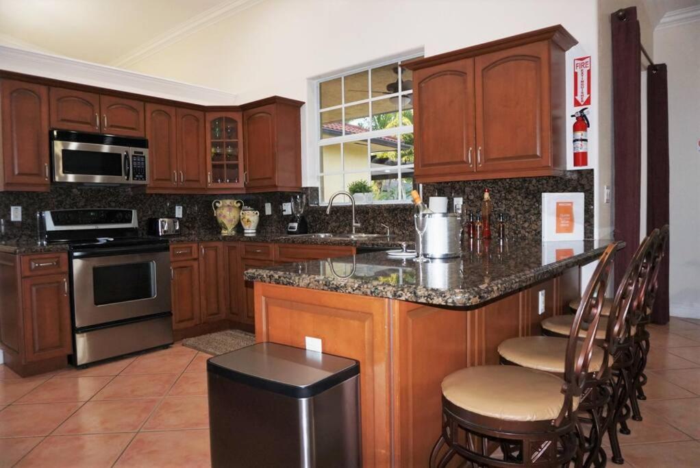 New Luxury Vacation Dream Rental- Sleeps 15! Miami Kültér fotó